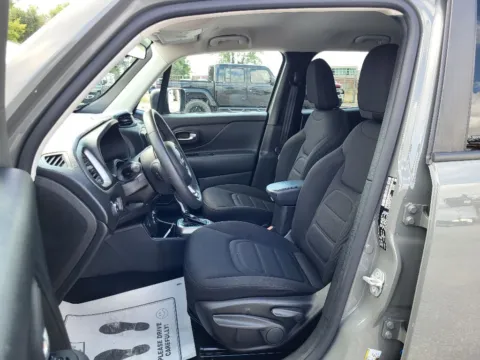 More photos of 2022 Jeep Renegade Latitude at Dorsett Nissan, IN