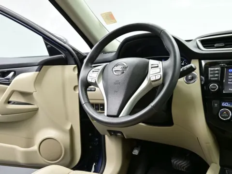 More photos of 2016 Nissan Rogue SL at Dorsett Nissan, IN