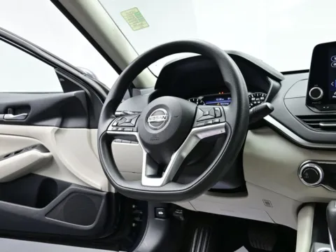 More photos of 2022 Nissan Altima 2.5 SV at Dorsett Nissan, IN