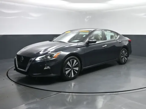 Blue 2022 Nissan Altima 2.5 SV for sale in Terre Haute, IN