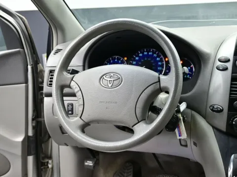 More photos of 2007 Toyota Sienna LE at Dorsett Nissan, IN