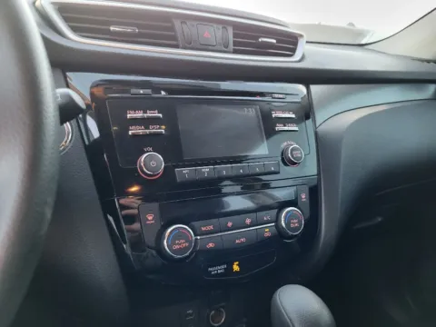 More photos of 2016 Nissan Rogue SV at Dorsett Nissan, IN