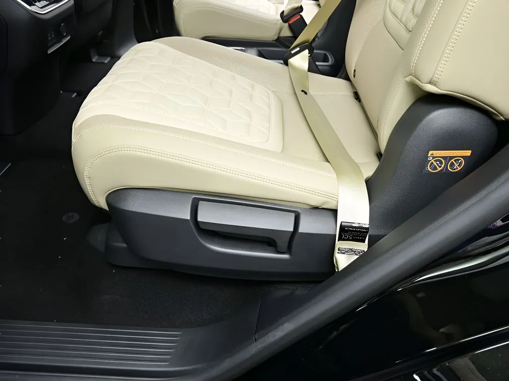 2026 Nissan Armada Platinum - Photo 17