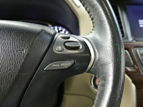 More photos of 2017 Nissan Pathfinder Platinum at Dorsett Nissan, IN