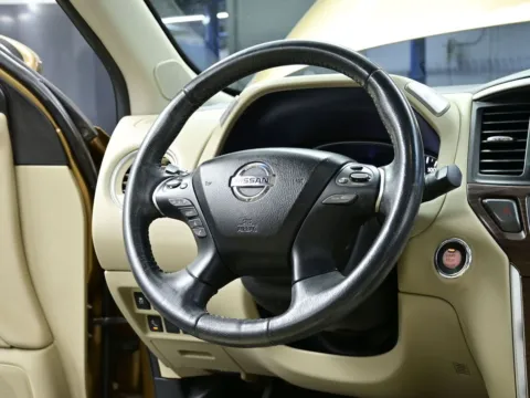 More photos of 2017 Nissan Pathfinder Platinum at Dorsett Nissan, IN