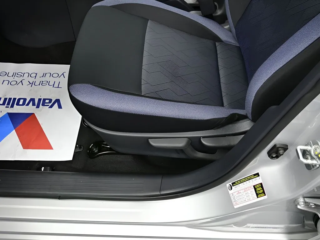 2025 Nissan Versa Sedan SV - Photo 14