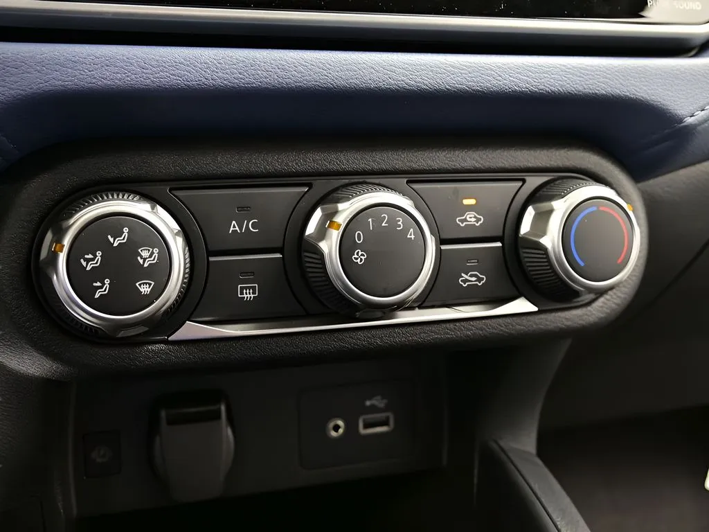 2025 Nissan Versa Sedan SV - Photo 9