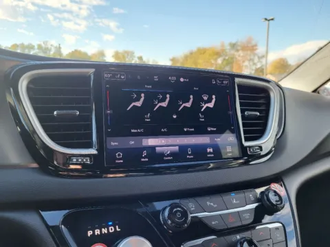 More photos of 2025 Chrysler Pacifica Select at Dorsett Nissan, IN