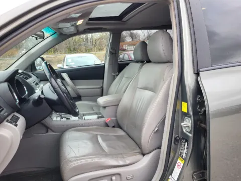 Photos of 2010 Toyota Highlander SE for sale in Terre Haute, IN at Dorsett Mitsubishi