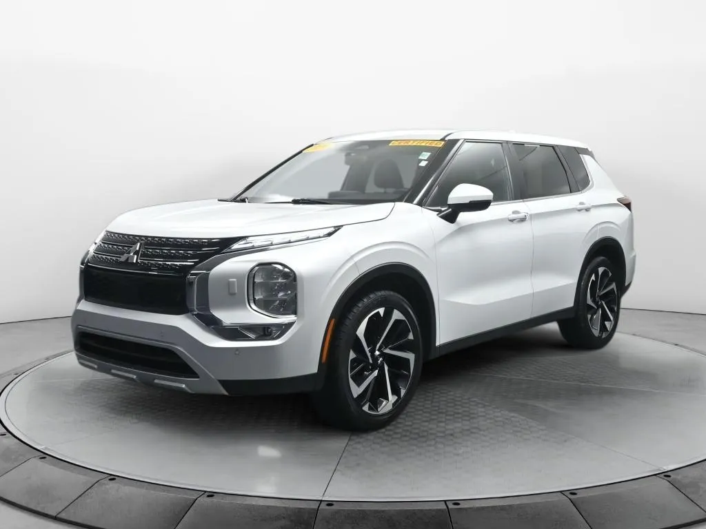2024 Mitsubishi Outlander SE's photo