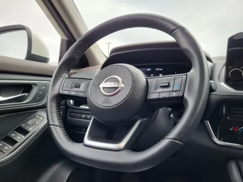 More photos of 2023 Nissan Rogue Platinum at Dorsett Mitsubishi, IN