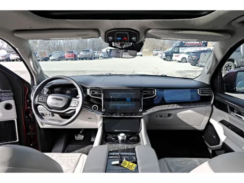 More photos of 2022 Jeep Wagoneer Series III at Dorsett Mitsubishi, IN