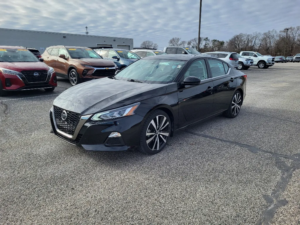 Black 2019 Nissan Altima 2.5 SR for sale in Terre Haute, IN