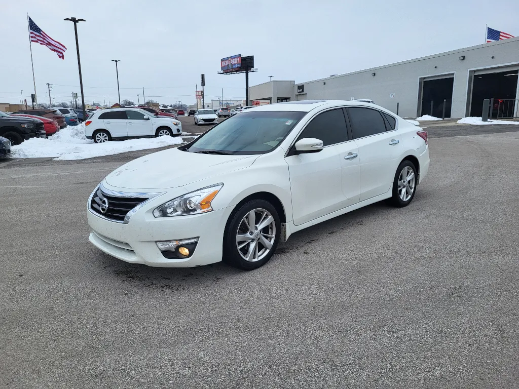 White 2013 Nissan Altima 2.5 SL for sale in Terre Haute, IN