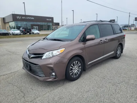 Brown 2018 Toyota Sienna XLE for sale in Terre Haute, IN