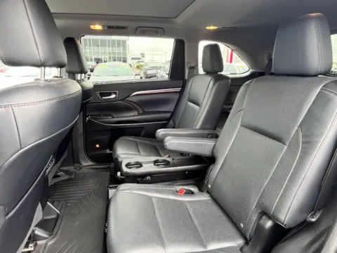 More photos of 2016 Toyota Highlander Limited Platinum at Dorsett Mitsubishi, IN