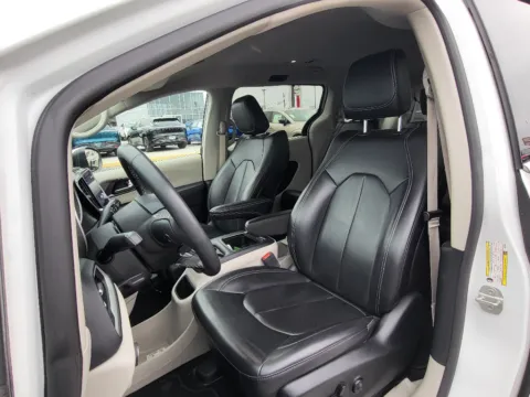 More photos of 2023 Chrysler Pacifica Touring L at Dorsett Mitsubishi, IN