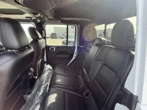 More photos of 2022 Jeep Gladiator Overland at Dorsett Mitsubishi, IN