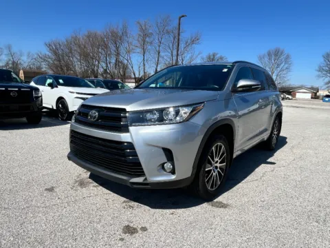 Silver 2017 Toyota Highlander SE for sale in Terre Haute, IN