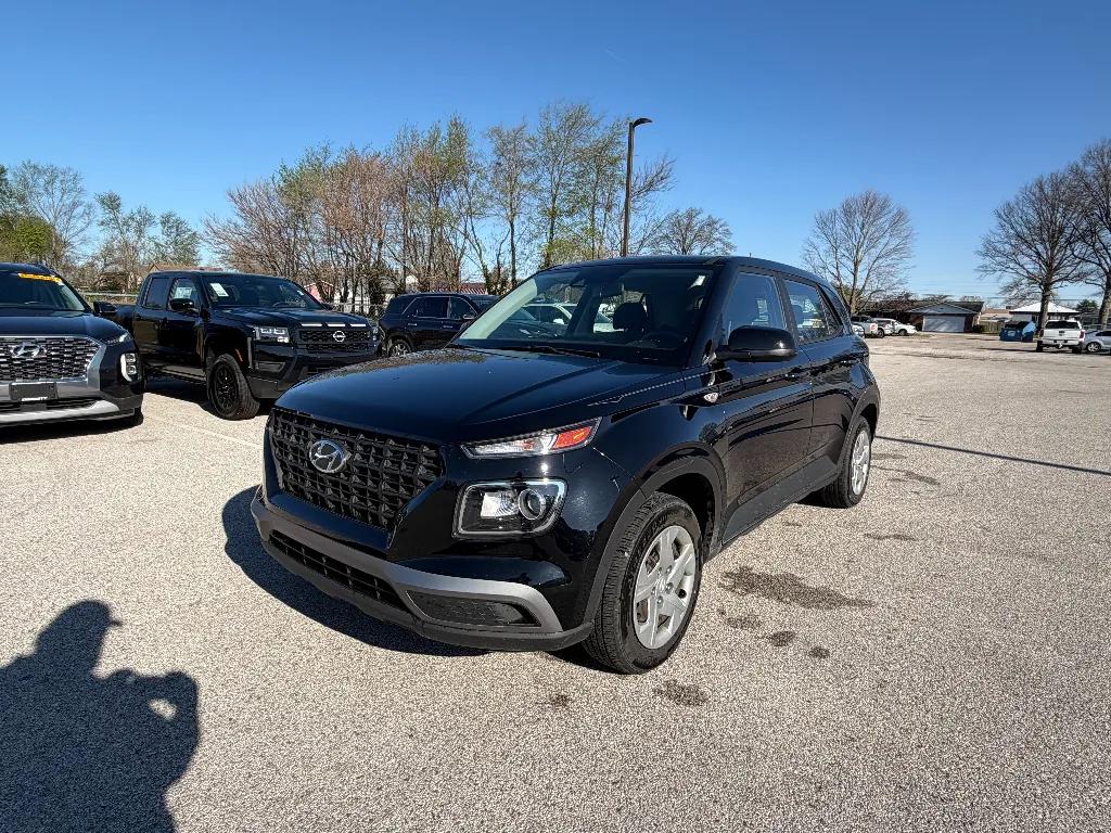 Black 2020 Hyundai Venue SE for sale in Terre Haute, IN