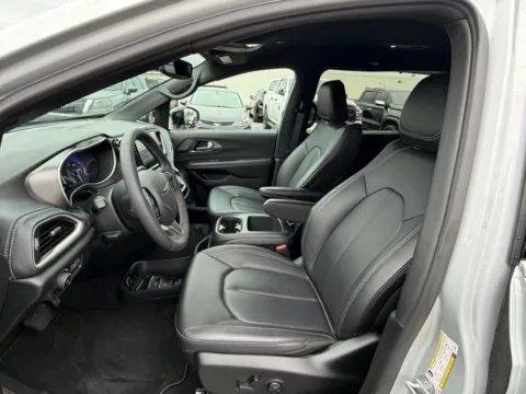 Photos of 2026 Chrysler Pacifica Select for sale in Terre Haute, IN at Dorsett Mitsubishi