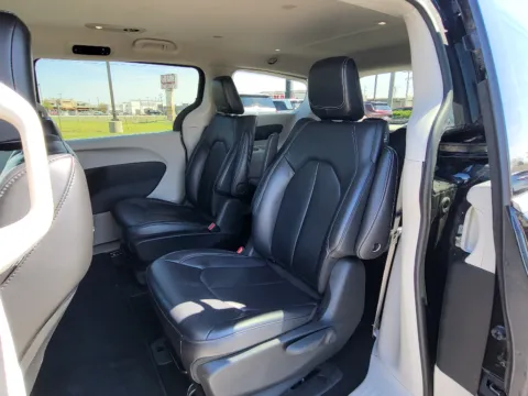 More photos of 2024 Chrysler Pacifica Hybrid Select at Dorsett Mitsubishi, IN