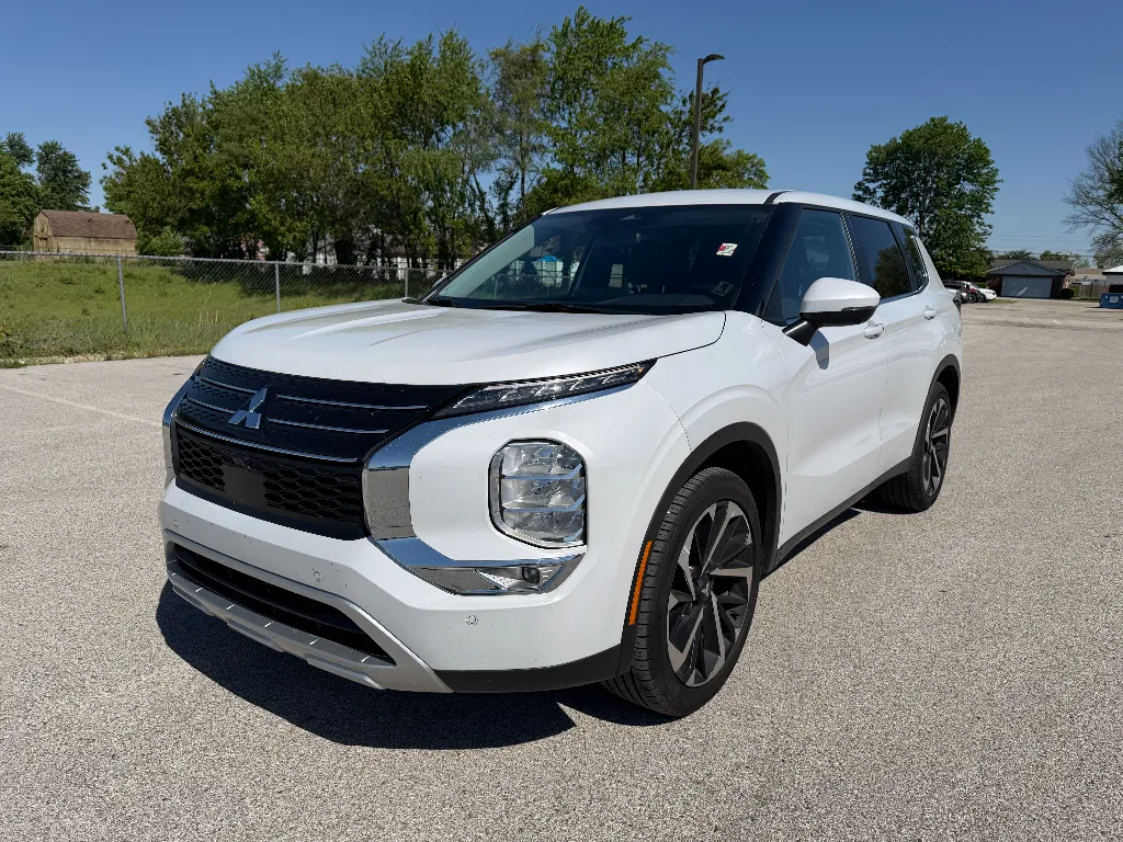White 2024 Mitsubishi Outlander SE for sale in Terre Haute, IN