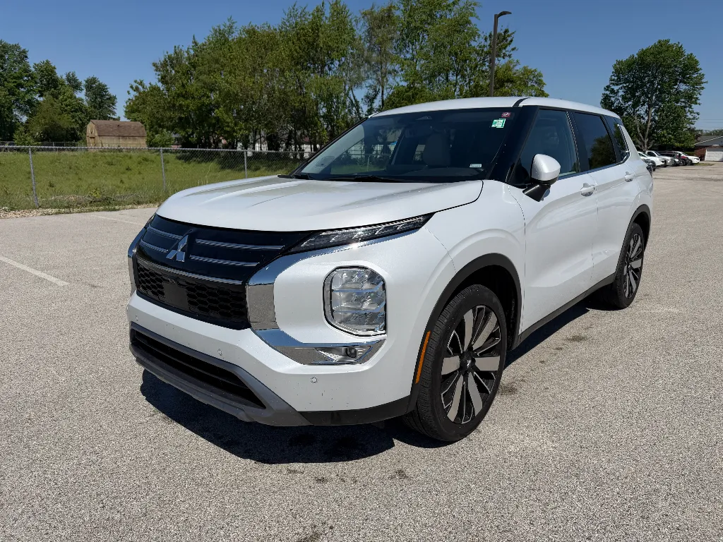 White 2025 Mitsubishi Outlander SE for sale in Terre Haute, IN