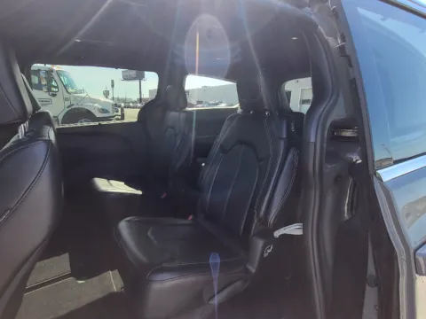 More photos of 2025 Chrysler Pacifica Select at Dorsett Nissan, IN