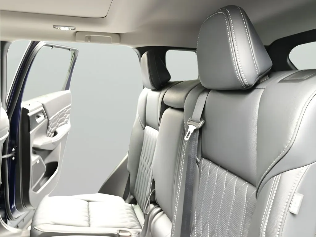 2026 Mitsubishi Outlander SEL - Photo 16