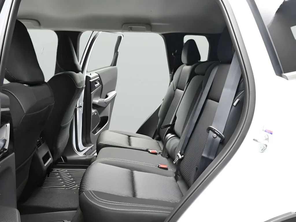 2026 Mitsubishi Outlander ES - Photo 18