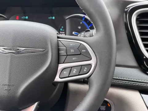 More photos of 2024 Chrysler Pacifica Hybrid Select at Dorsett Mitsubishi, IN