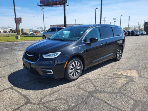 Black 2024 Chrysler Pacifica Hybrid Select for sale in Terre Haute, IN