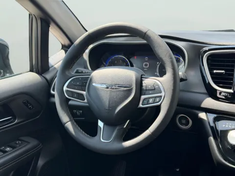 More photos of 2025 Chrysler Pacifica Select at Dorsett Mitsubishi, IN