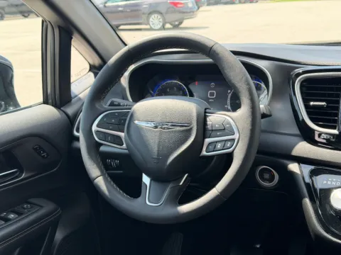 More photos of 2025 Chrysler Pacifica Select at Dorsett Mitsubishi, IN