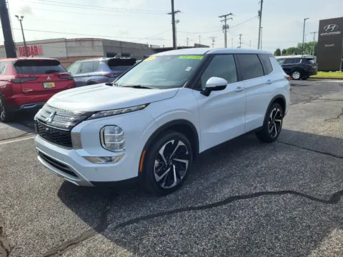White 2024 Mitsubishi Outlander SE for sale in Terre Haute, IN