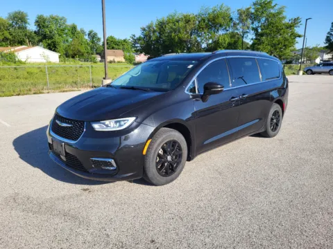 Black 2021 Chrysler Pacifica Touring L for sale in Terre Haute, IN