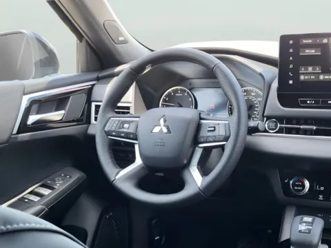 More photos of 2026 Mitsubishi Outlander LE at Dorsett Mitsubishi, IN