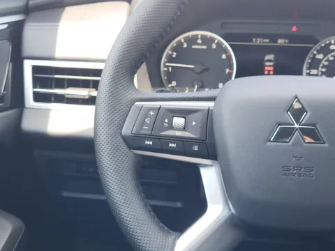 More photos of 2026 Mitsubishi Outlander LE at Dorsett Mitsubishi, IN