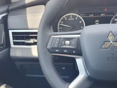 More photos of 2026 Mitsubishi Outlander SE at Dorsett Mitsubishi, IN