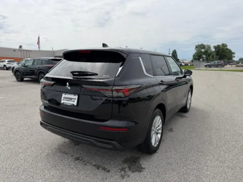 More photos of 2026 Mitsubishi Outlander ES at Dorsett Mitsubishi, IN