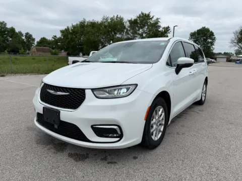 White 2023 Chrysler Pacifica Touring L for sale in Terre Haute, IN