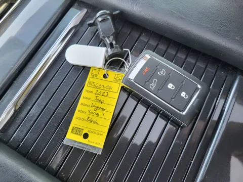 More photos of 2023 Jeep Wagoneer Series I at Dorsett Mitsubishi, IN