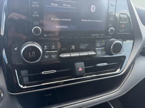 More photos of 2022 Toyota Highlander XLE at Dorsett Mitsubishi, IN