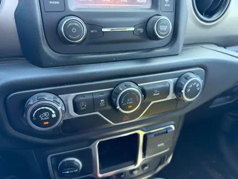 More photos of 2020 Jeep Gladiator Sport at Dorsett Mitsubishi, IN