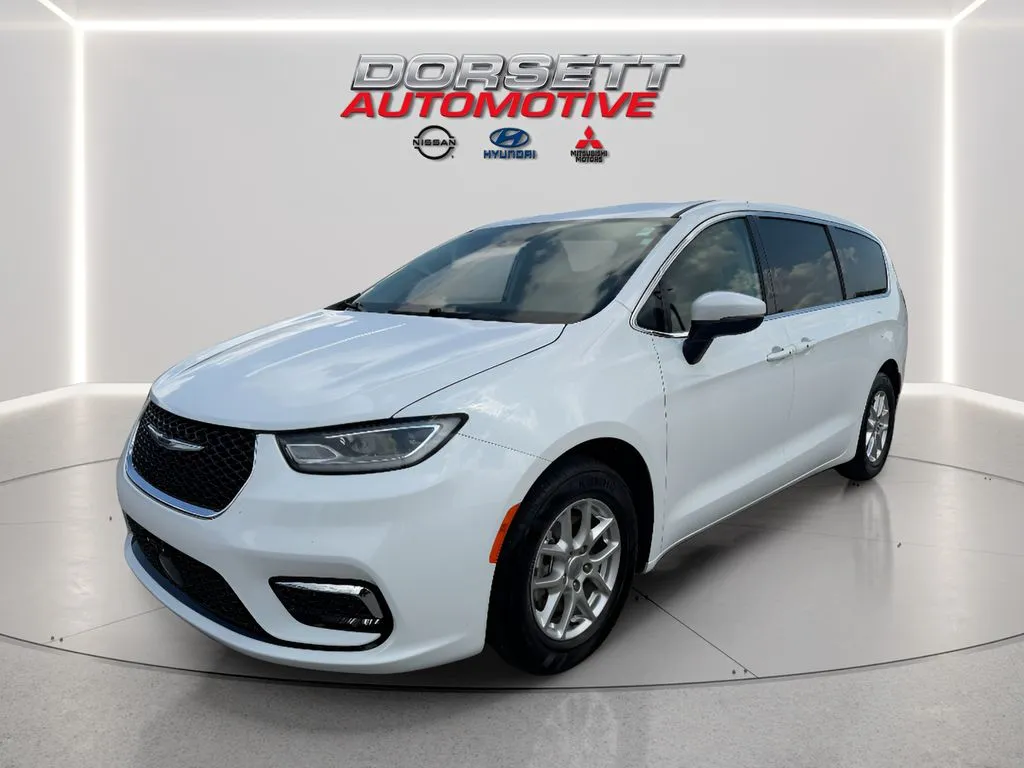 White 2023 Chrysler Pacifica Touring L for sale in Terre Haute, IN
