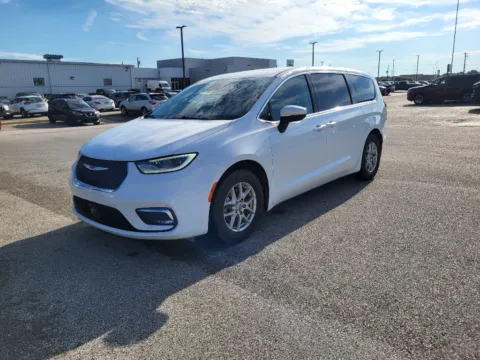 White 2023 Chrysler Pacifica Touring L for sale in Terre Haute, IN