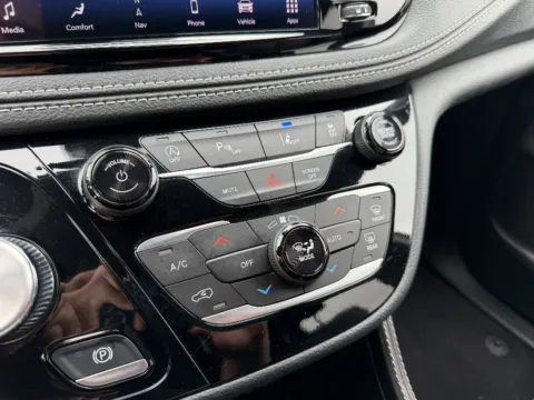 More photos of 2025 Chrysler Pacifica Limited at Dorsett Mitsubishi, IN