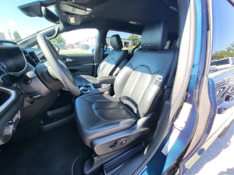 Another view of 2025 Chrysler Pacifica Select for sale in Terre Haute, IN at Dorsett Mitsubishi