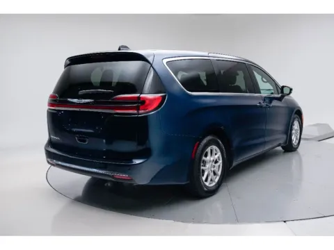 More photos of 2025 Chrysler Pacifica Select at Dorsett Mitsubishi, IN